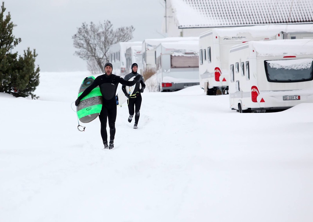 HELÅRSSPORT: Surferne på Saltstein er aktive året rundt. Bilde: Caroline Omlid