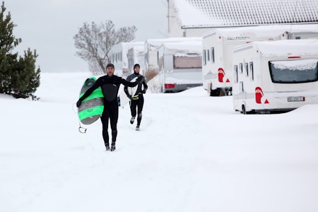 KALDT VANN: Gode tips til å holde varmen når du surfer i kaldt vann. Foto: Caroline Omlid KALDT VANN: Gode tips til å holde varmen når du surfer i kaldt vann. Foto: Caroline Omlid