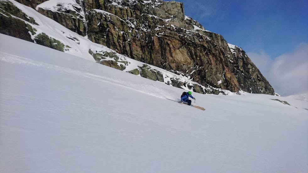 Mange muligheter: Espen Sollien på en av de litt spenstigere nedkjøringene fra 1609-fjellet  ved RV52. Foto: Jørgen Aamot