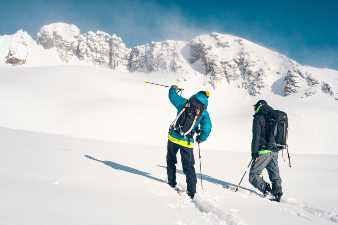 VURDERINGER: Turfølget, med Stig Helset og Petter Westgaard, gjør vurderinger i forkant. Foto: Anders Vestergård VURDERINGER: Turfølget, med Stig Helset og Petter Westgaard, gjør vurderinger i forkant. Foto: Anders Vestergård