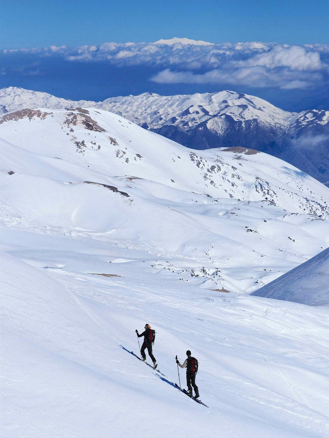 UTSIKT: Simula Paraschaki og Nikiforos Steiakakis på vei mot fjellet Kakavoli i Lefka Ori-fjellkjeden. I bakgrunnen ses det andre av Kretas to toppturområder; Psiloritis. Kreta-topptur-2