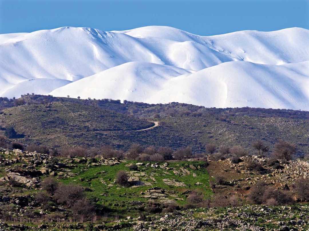 KONTRASTER: Seterveiene gir tilgang til snødekte fjell og lange skilinjer som har snø fra jul til mai. Kreta-topptur-3