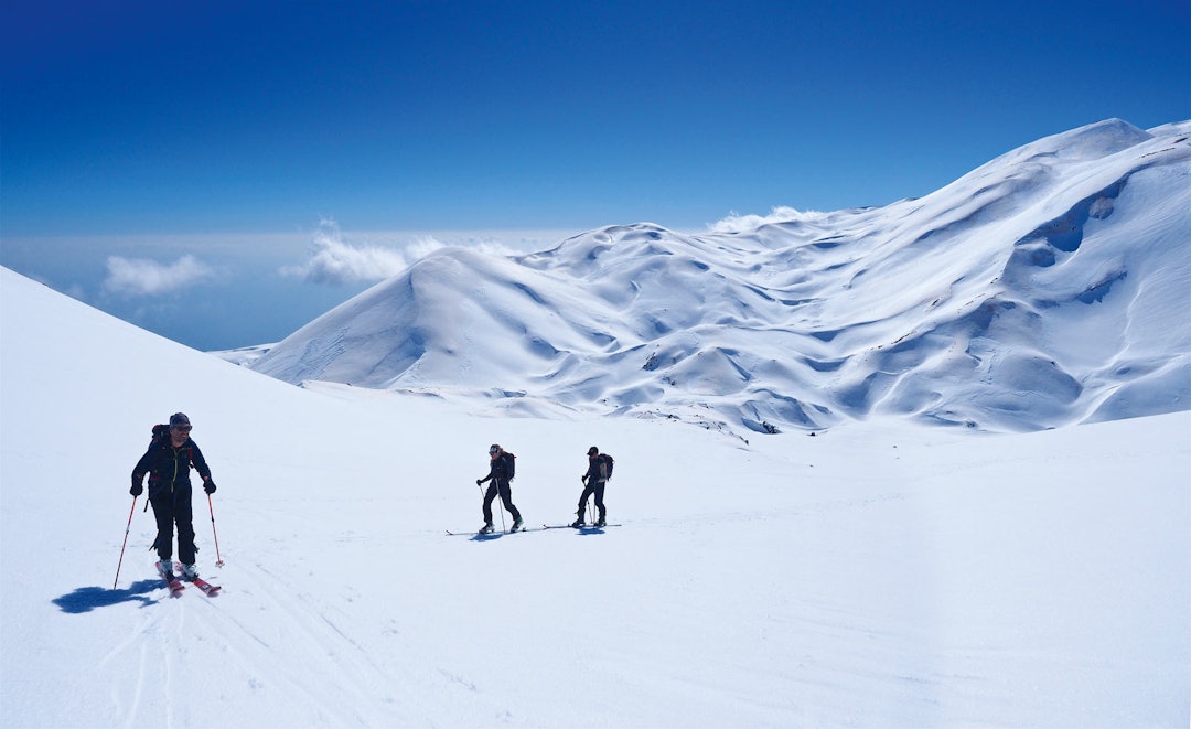 SKITERRENG: Fjellene i Lefka Ori er smekkfulle av fint skiterreng i alle himmelretninger. De røde flekkene på fjella bak er røde fordi de består av finkornet sand som har blåst dit fra Sahara. Kreta-topptur-4