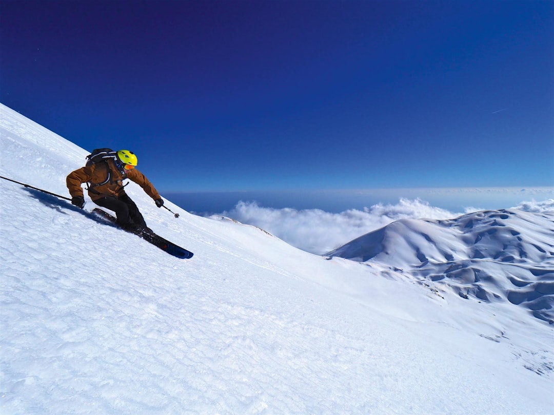 MOT MIDDELHAVET: Libyahavet – altså den delen av Middelhavet som er utenfor Libya – utgjør bakgrunnen på dette bildet av artikkelforfatteren som koser seg med gresk sløsj av beste kvalitet. Kreta-topptur-5