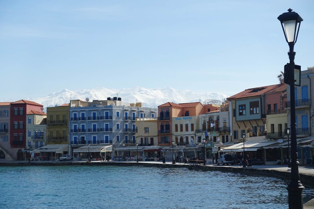 UTENFOR SESONG: Mange nordmenn har vært i charterbyen Chania, men langt færre har sett snø på fjellene bak byen. Bilde: Tore Meirik Kreta-topptur-7