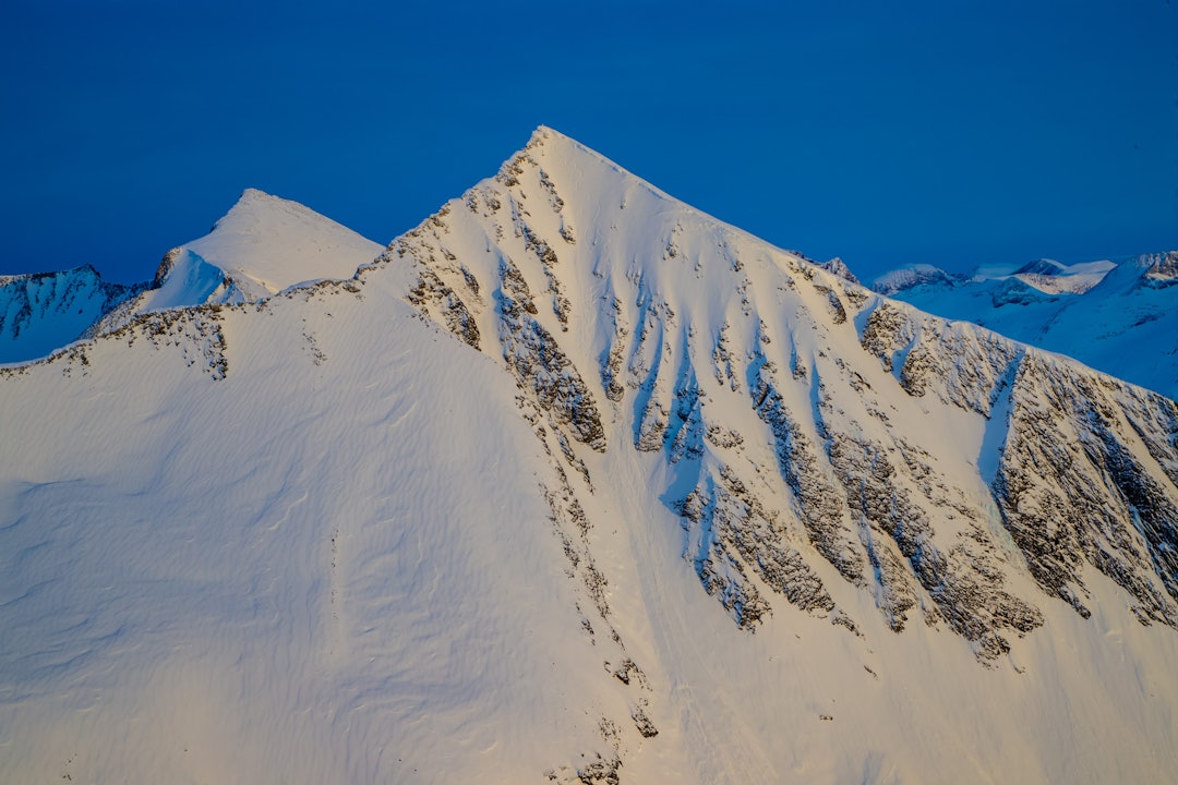 TO SPOR: Kirketaket er en av Norges mest besøkte topper, men vestsiden er heldigvis ikke veien de fleste velger å kjøre ned igjen. Bilde: Terje Aamodt TO SPOR: Kirketaket er en av Norges mest besøkte topper, men vestsiden er heldigvis ikke veien de fleste velger å kjøre ned igjen. Bilde: Terje Aamodt