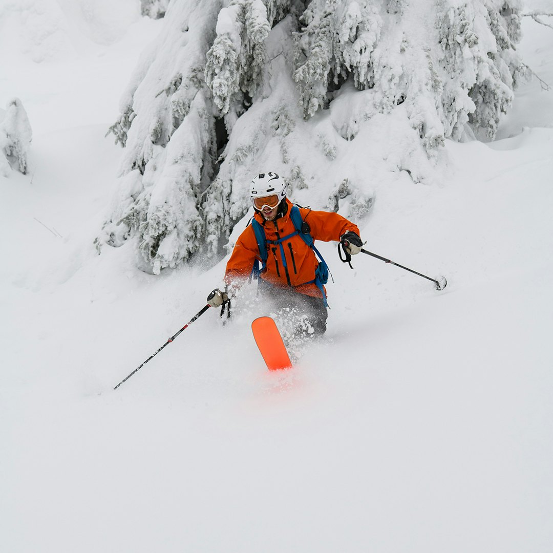 Egil Rotevatn - Eit bilde av Anders Brekke i ein djup telemarksving i Kvitfjell på laurdag. Kvitfjell