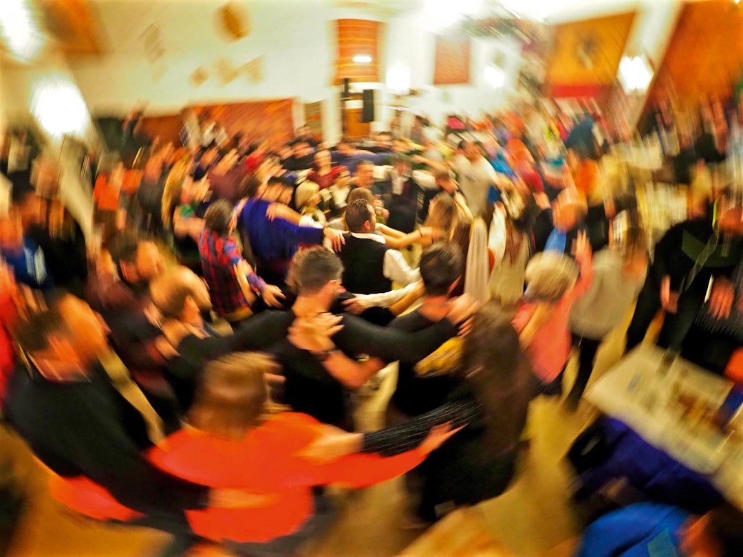 GRESK GJESTFRIHET: Folk på Kreta er ekstremt gjestfrie og elsker å arrangere middagskalas – gjerne med folkedans, folkedrakt og folkemusikk. Kreta-topptur-8.4