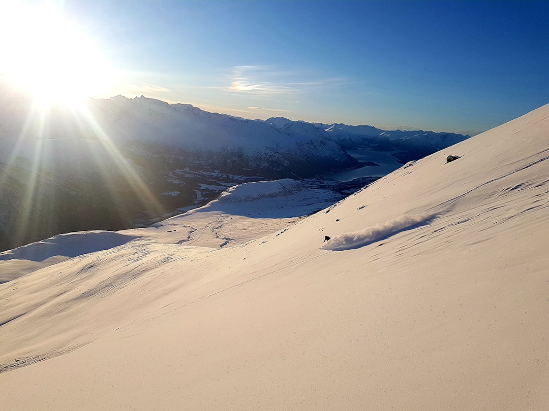 Tristian Hauff - Eivind Frafjord setter sine spor på vei ned fra Kjøvskartinden i Romsdalen Romsdalen