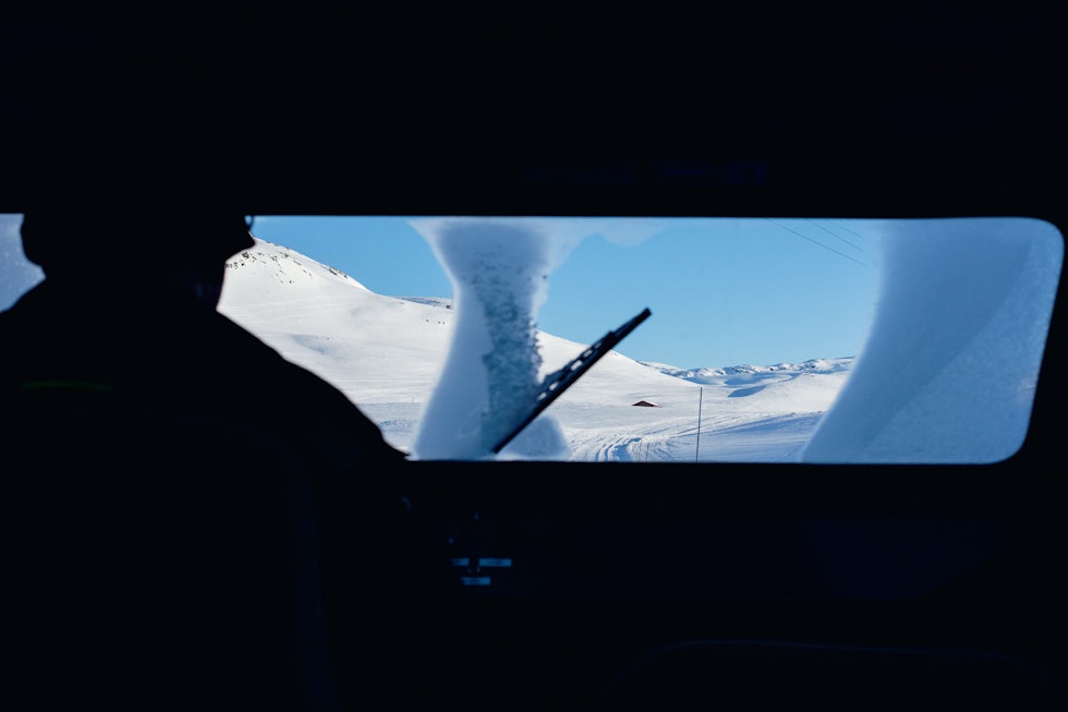 SPACE WAGON: Farkostane til Jotunheimen og Valdresruten Bilselskap er utstyrte med amerikanske V8-motorar som tar deg snøgt gjennom hyperspace. Han her køyrer solo. Foto: Anki Grøthe