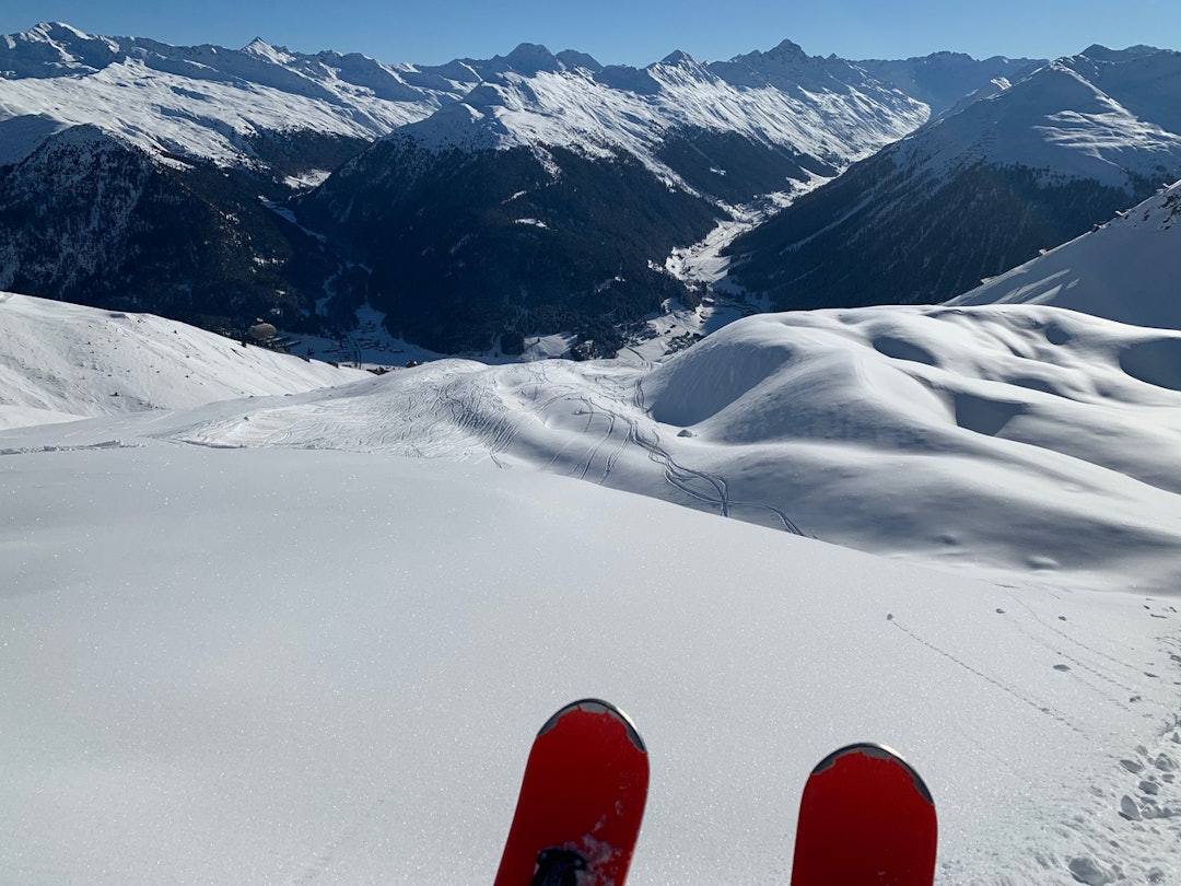 En uke etter siste snøfall, og en kort travers ut fra Parsenn-heisen, så er det bare å peke tuppene ned mot Davos.