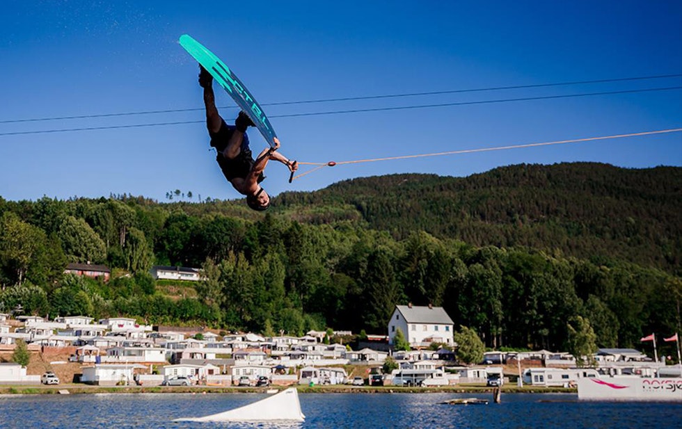HOPP: Det er ikke uvanlig at folk klarer å hoppe allerede første dag de kjører wakeboard – men kanskje ikke like rått som her, fra Norsjø kabelpark i Telemark. Foto: Visit Bø wakeboard