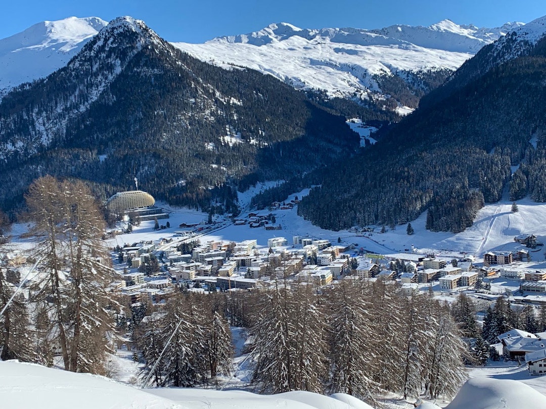 Til høyre for InterContinental går langrennsløypene, som i akkurat dette knipse-øyeblikket sikret Johannes Klæbo en sprintseier. Til høyre for InterContinental går langrennsløypene, som i akkurat dette knipse-øyeblikket sikret Johannes Klæbo en sprintseier.