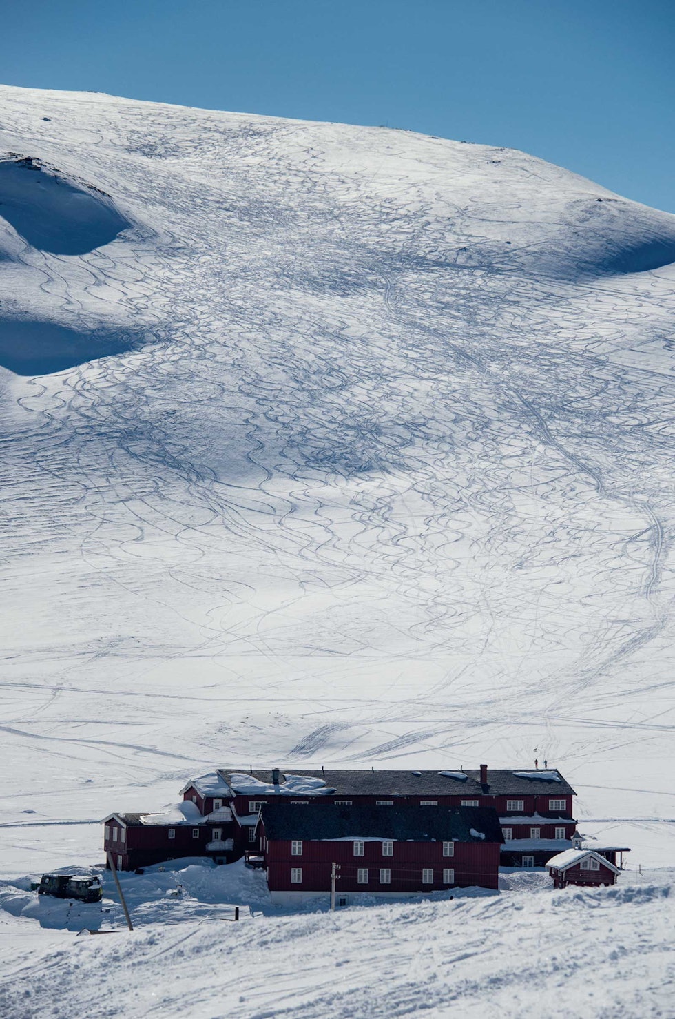 SPORSNØ: Eidsbugarden hotell med den tett besøkte sida bakom i sør. Foto: Anki Grøthe SPORSNØ: Eidsbugarden hotell med den tett besøkte sida bakom i sør. Foto: Anki Grøthe