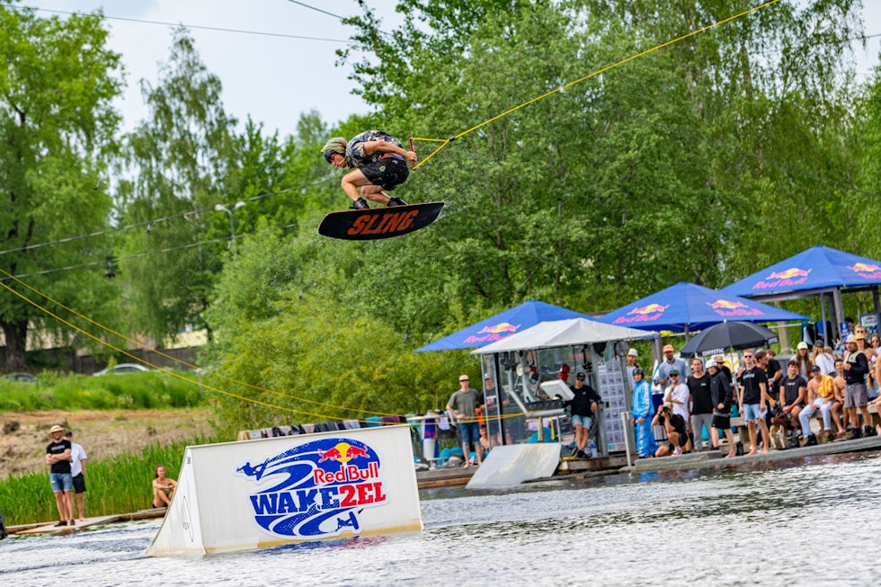 LUFTIG: På wakeboard hopper du enten på bølgene i båtens kjølvann eller på parkelementer i plast. Foto: RedBull Photofiles wakeboard