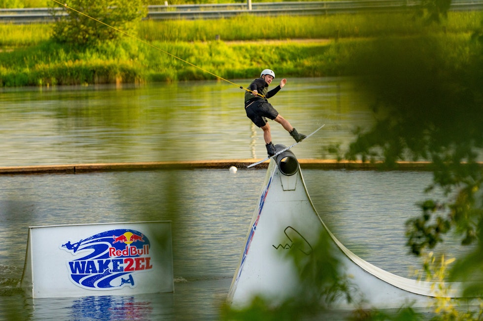 RAILS: Forskjellige kabelparker har forskjellige elementer, som skaper variasjon i kjøringa. Foto: RedBull Photofiles wakeboard