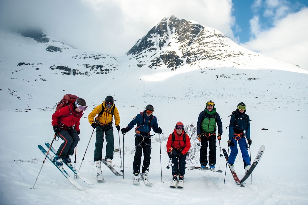 FULLTEGNET: Sunndal Ski Session ble utsolgt for lengst, og denne gjengen er fornøyd etter tur på Åbittinden sist helg. Foto: Arild Bjerkan