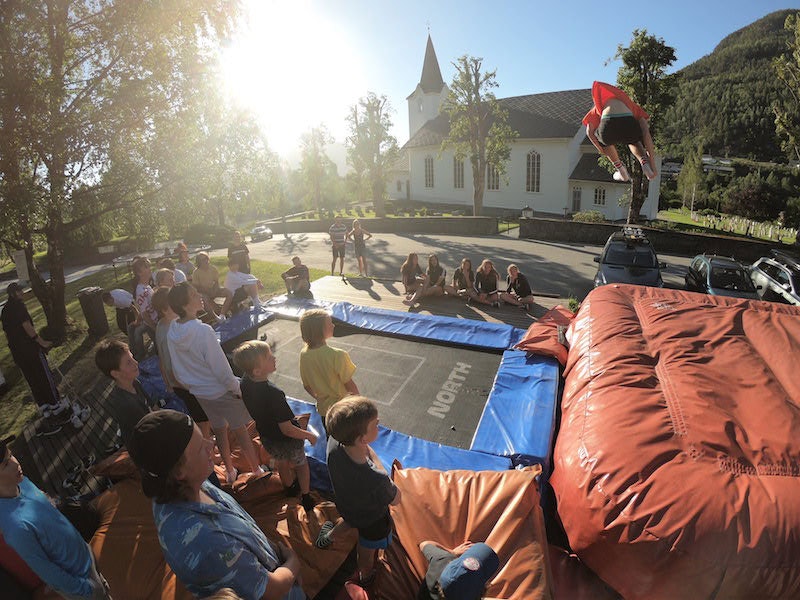 ETTERMIDDAG: Campen er full av aktiviteter etter skikjøringa – blant annet en fet trampoline-setup. Foto: Emil Granbom