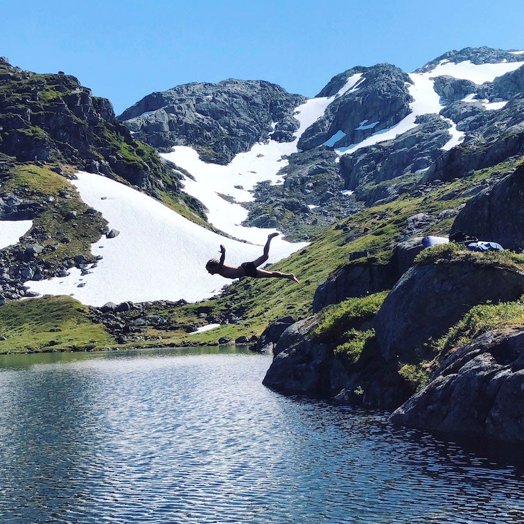 OBLIGATORISK MEN FRIVILLIG: Bading er en temmelig selvsagt del av sommerskikjøring på Folgefonna. Foto: Emil Granom OBLIGATORISK MEN FRIVILLIG: Bading er en temmelig selvsagt del av sommerskikjøring på Folgefonna. Foto: Emil Granom