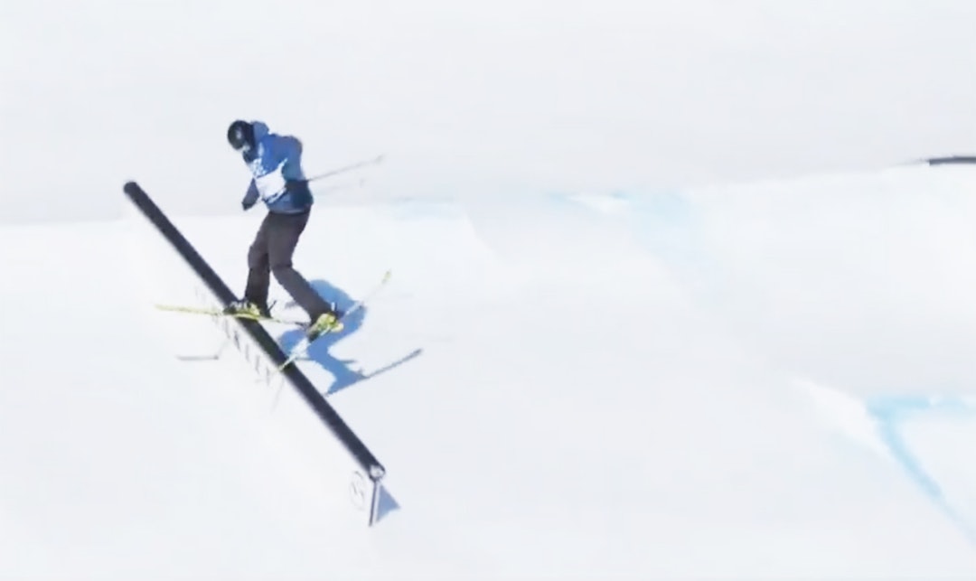 VERDENS TREDJE BESTE JUNIOR: Her er Ulrik Samnøy i ferd med å sikre seg tredjeplassen i Junior-VM i slopestyle i Kläppen tirsdag. Foto: FIS