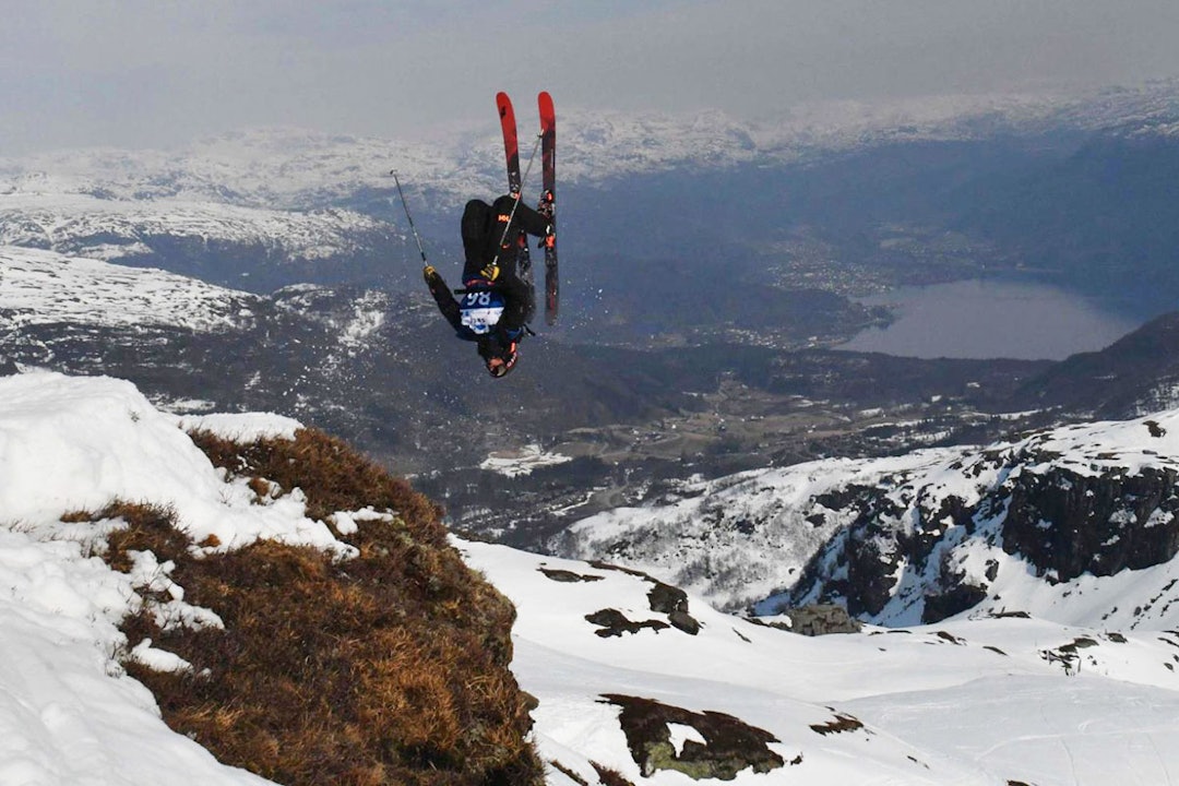 FEIL VEI: Øystein Aasheim foretrekker frontflip, men her gjør han det motsatte. En slags Vågå-pretzel med andre ord. Foto: Per Inge Fjellheim FEIL VEI: Øystein Aasheim foretrekker frontflip, men her gjør han det motsatte. En slags Vågå-pretzel med andre ord. Foto: Per Inge Fjellheim