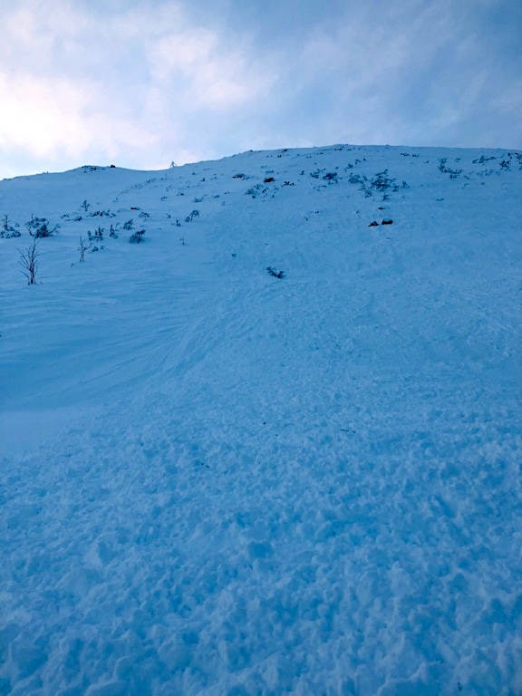 Skredet gikk i det bratte terrenget ved løypa Eksperten. Det stikker opp stein flere steder i skredbanen. Trysil skred