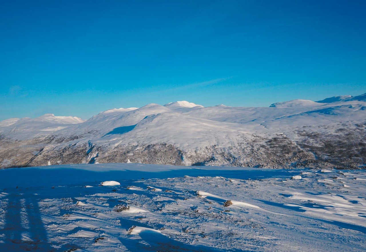 Toppen kan nås fra både skitrekket og fra Bjorli sentrum. Nedkjøringer vest for ruta er også flotte, men vil ha en høyere terrengklasse. Kast 1 og 2. Toppen kan nås fra både skitrekket og fra Bjorli sentrum. Nedkjøringer vest for ruta er også flotte, men vil ha en høyere terrengklasse. Kast 1 og 2.