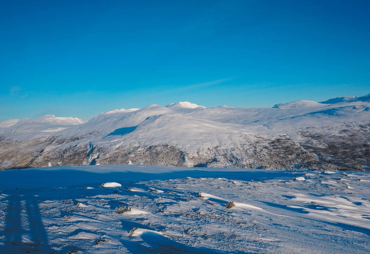 Toppen kan nås fra både skitrekket og fra Bjorli sentrum. Nedkjøringer vest for ruta er også flotte, men vil ha en høyere terrengklasse. Kast 1 og 2.