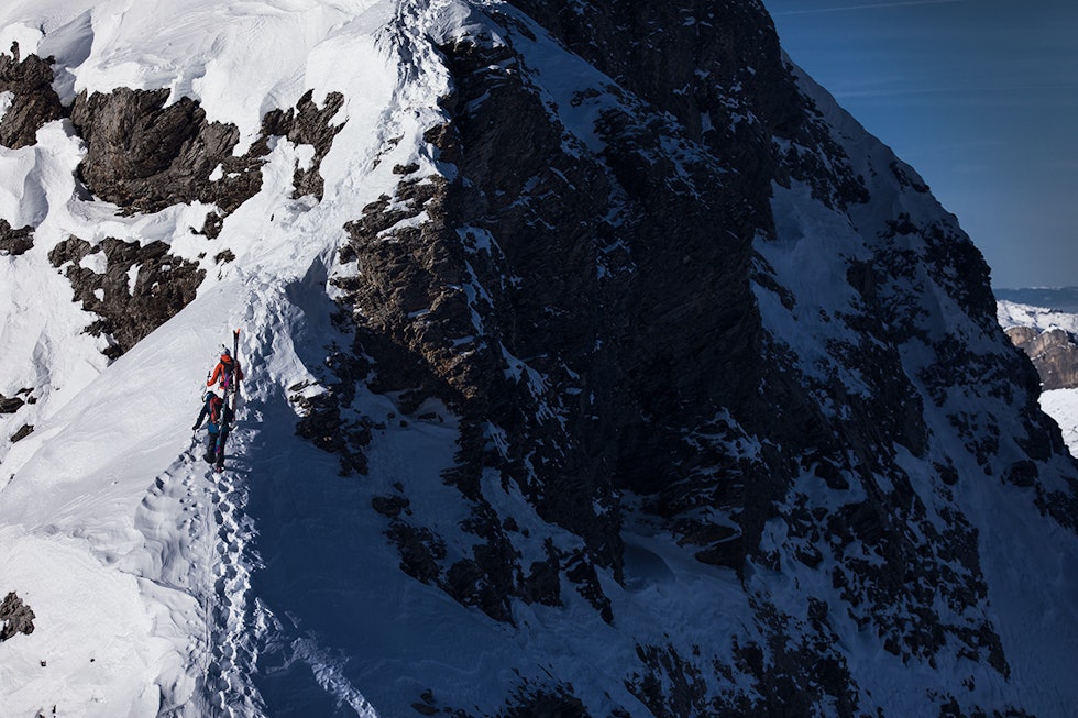 PÅ LEIT: Lotten Rapp og Anja Alme Gardli leter desperat etter myk og urørt snø i et snøfattig Engelberg. PÅ LEIT: Lotten Rapp og Anja Alme Gardli leter desperat etter myk og urørt snø i et snøfattig Engelberg.
