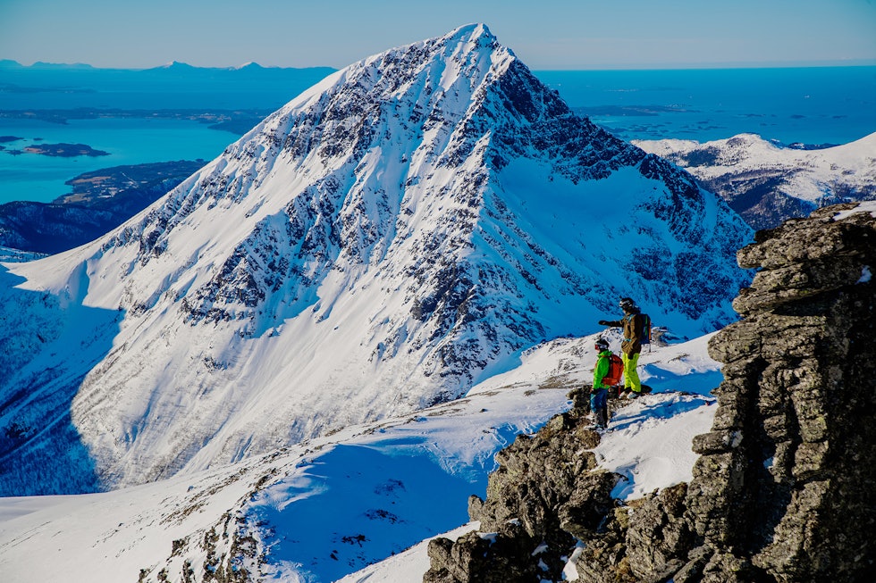 UT MOT HAVET: Sandnestindan og Trolltindan gir skiopplevelser de fleste tenker man må til Lofoten for å oppleve. Bilde: Terje Aamodt