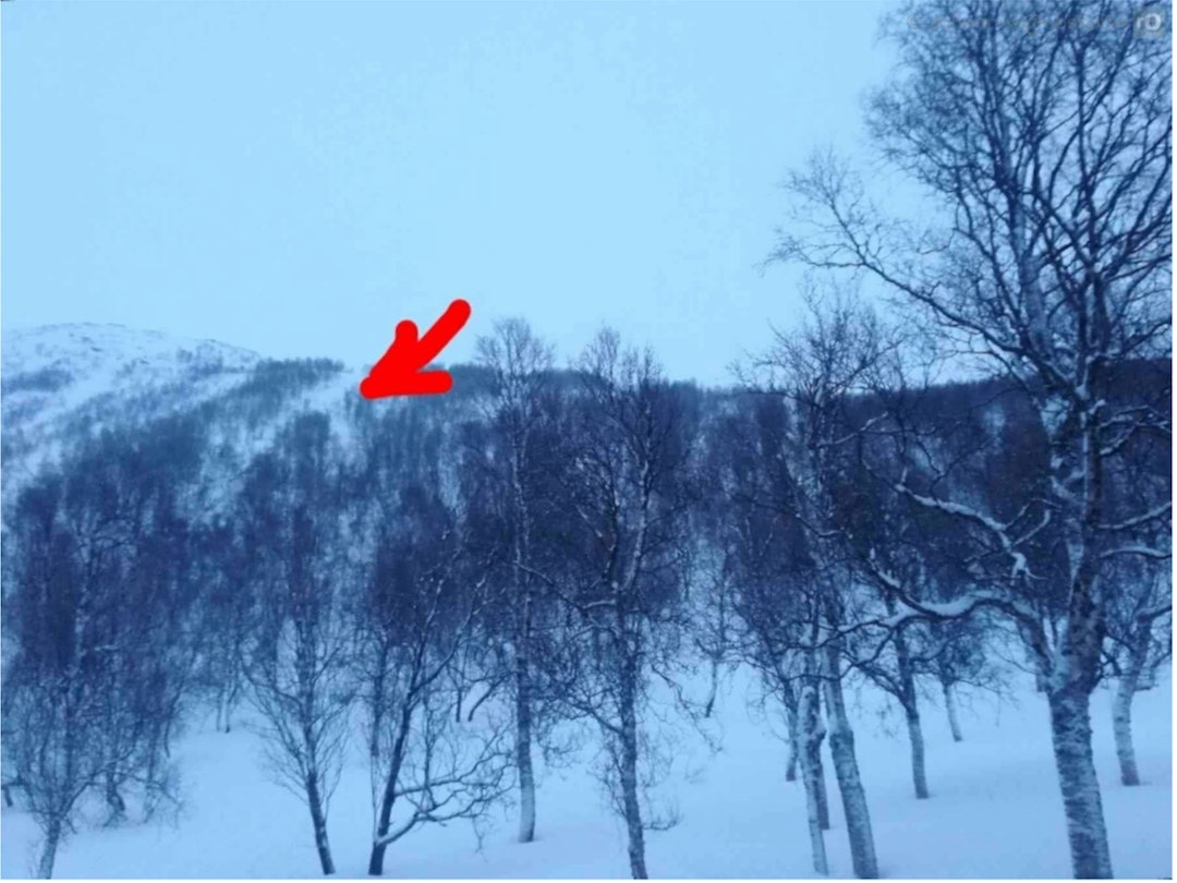 Bilde viser med rød pil viser lokaliteten for skredet. Foto: Redningstjenesten Bilde viser med rød pil viser lokaliteten for skredet. Foto: Redningstjenesten