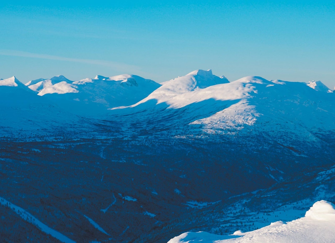 Døntinden 1676 moh fra toppturer i Romsdalen Døntinden 1676 moh fra toppturer i Romsdalen