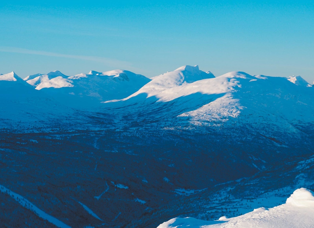 Døntinden 1676 moh fra toppturer i Romsdalen