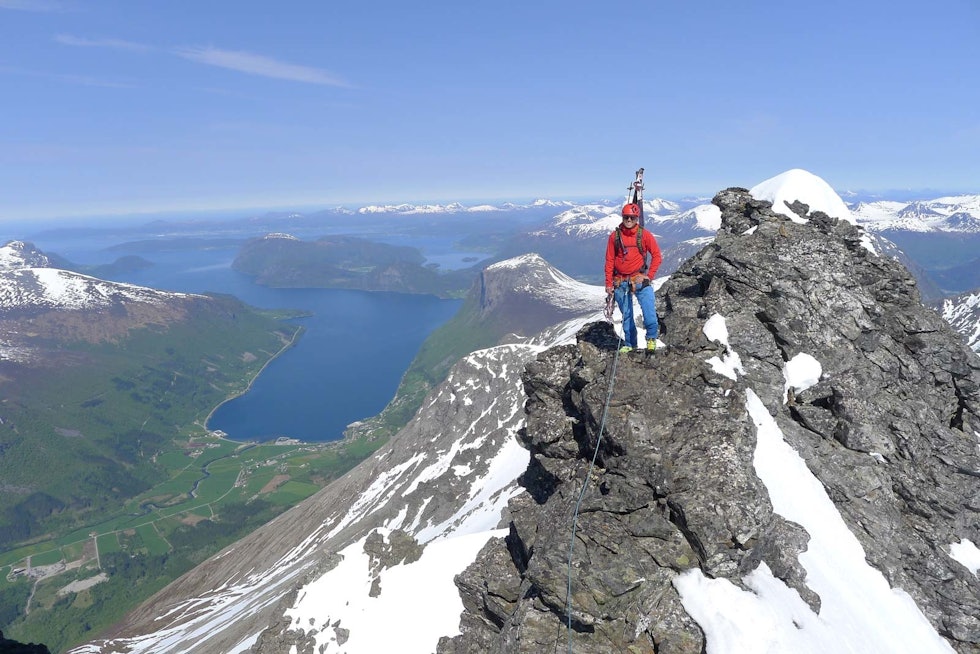 Høyt over Innfjorden. Nordryggen på Finnan en fin dag i mai etter at Trollstigveiene har åpnet. Foto: Halvor Hagen Innfjorden-Måndalen-Romsdalen-3