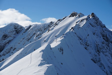 Fortsatt skiterreng. Fra Månvasstinden bratner ryggen til og går etter hvert over til egg. Her må skiene på sekken og stegjern og øks frem. Foto: Halvor Hagen Fortsatt skiterreng. Fra Månvasstinden bratner ryggen til og går etter hvert over til egg. Her må skiene på sekken og stegjern og øks frem. Foto: Halvor Hagen