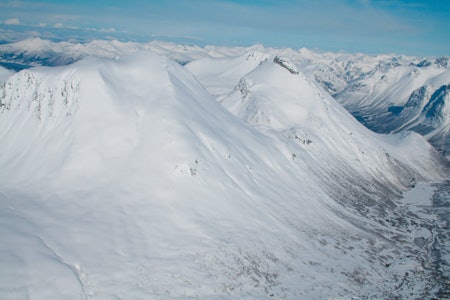 Nonstinden med sin flotte skålform gir gode muligheter for å finne god snø. Til høyre ligger den brattere Middagstinden med den store vestflanken. Nonstinden med sin flotte skålform gir gode muligheter for å finne god snø. Til høyre ligger den brattere Middagstinden med den store vestflanken.