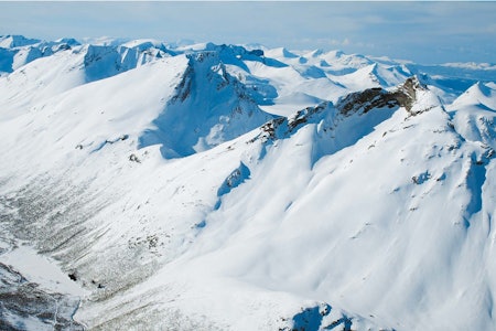 Middagstinden med den fantastiske formasjonen «Gullkoppen». Nonstinden med Bøstøllia i bakgrunnen. Middagstinden med den fantastiske formasjonen «Gullkoppen». Nonstinden med Bøstøllia i bakgrunnen.