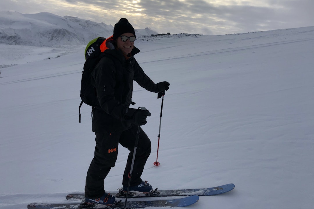 PÅ VEI OPP: Øystein Aasheim på vei opp skisenteret, som stengte skiheisen i forrige uke. Dermed ble det skifeller og techbindinger på sesongens første skitur. Foto: Anders Holtet