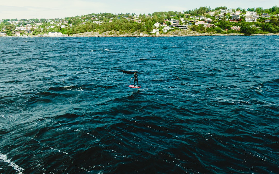 KRYSSER SOM POKKER: Som om ikke de lange rittene var imponerende nok, så var det ett kryss ut fjorden, så var Kjellstrøm tilbake til et nytt drag - flere hundre meter lenger ut fjorden. Bilde: Christian Nerdrum Som om ikke de lange rittene var imponerende nok, så var det ett kryss ut fjorden, så var Kjellstrøm tilbake til et nytt drag - flere hundre meter lenger ut fjorden. Bilde: Christian Nerdrum