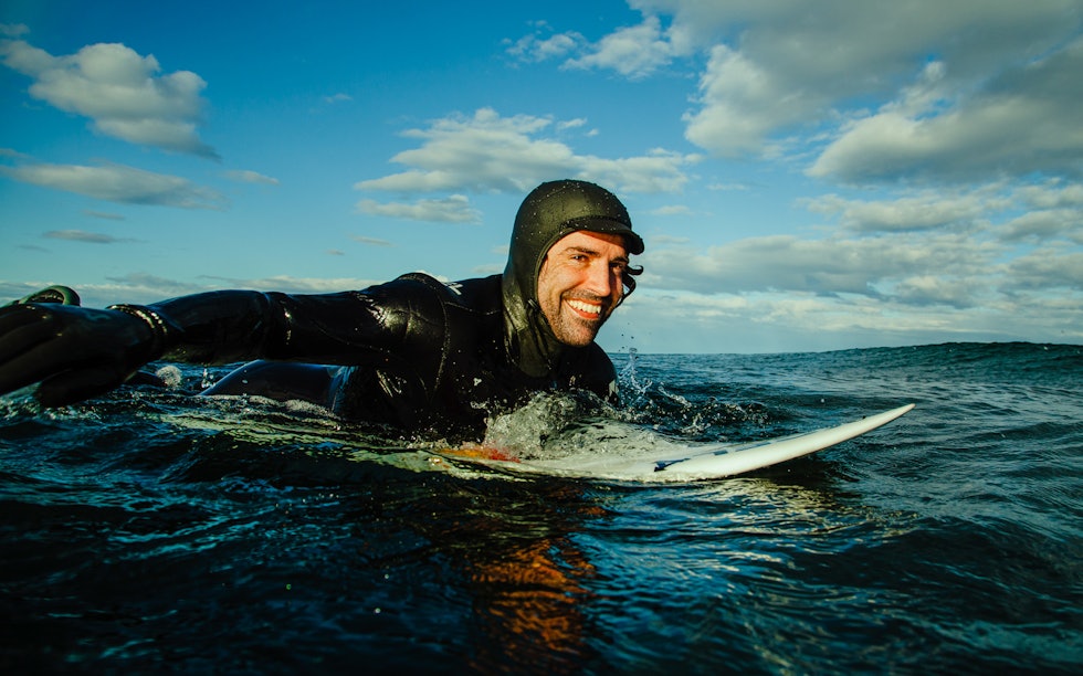 FIRE SESONGER: Er du en aktiv surfer i Norge, vil du ha behov for flere våtdrakter for å matche den svært varierende vanntemperaturen. Foto: Christian Nerdrum