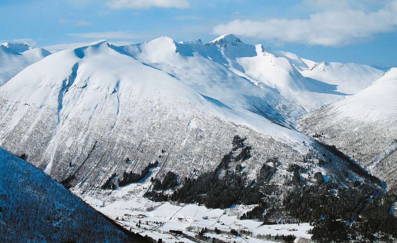 Kaldtinden til venstre og Grøntinden er turer med lett tilgjengelighet til fantastisk skiterreng. 