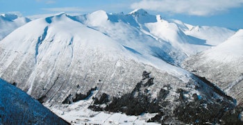 Kaldtinden til venstre og Grøntinden er turer med lett tilgjengelighet til fantastisk skiterreng. Kaldtinden til venstre og Grøntinden er turer med lett tilgjengelighet til fantastisk skiterreng.