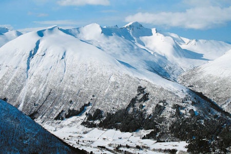 Kaldtinden til venstre og Grøntinden er turer med lett tilgjengelighet til fantastisk skiterreng. 