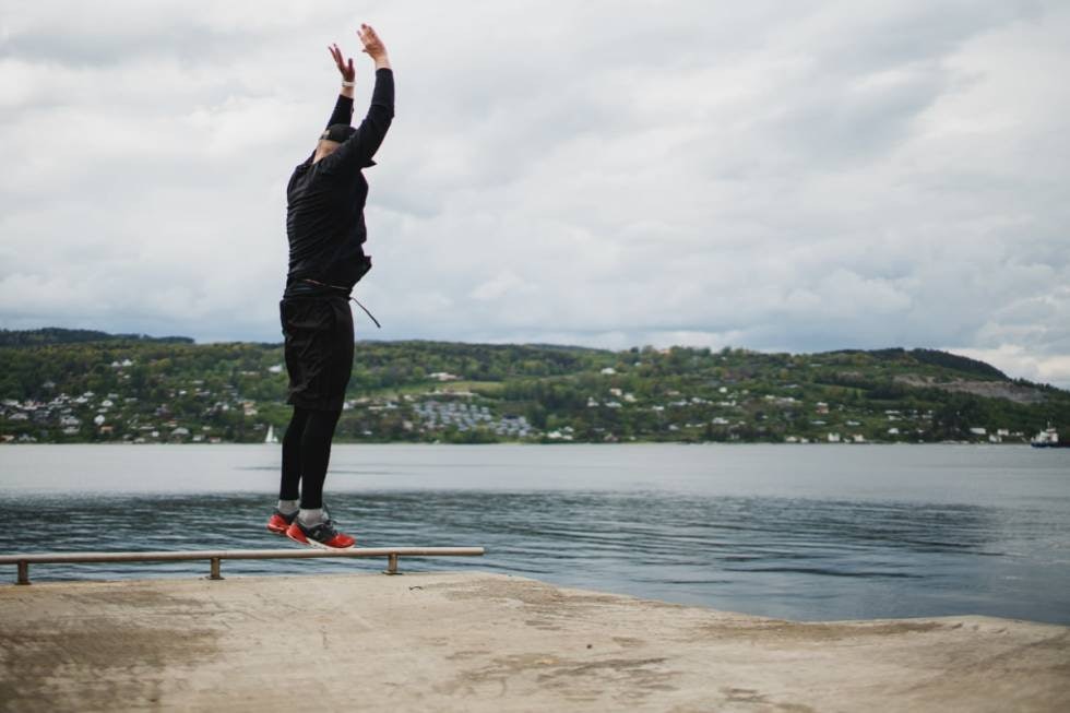 BURPEES: Øvelsen begynner i en knøbøy med hendene i gulv/bakke på siden av føttene. Foto: Christian Nerdrum BURPEES: Øvelsen begynner i en knøbøy med hendene i gulv/bakke på siden av føttene. Foto: Christian Nerdrum