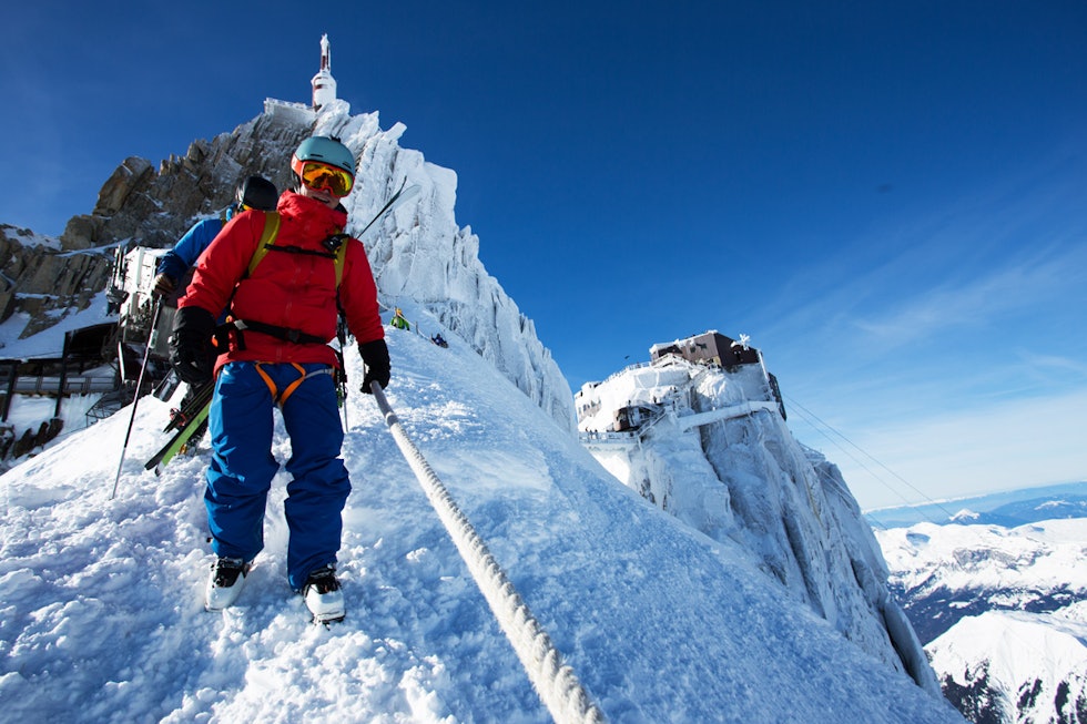 LEGENDARISK SKIHEIS: Stian Hagen leder an på vei ned til skikjøringa fra istunnelen som leder fra den vanvittige Aiguille du Midi-heisen og ut på breen Vallee Blanche. Turen med de to gondolene fra Chamonix og opp til Aiguille du Midi tar omtrent tjue minutter og er på 2 807 høydemeter. Den siste etappen føles som den går rett til værs, og er spennende nok uten ei eneste mast. Dette er dag en, da alle fire valgte å spasere med stegjern. Dagen etter kjørte Trygve på ski ned her, sammen med en drøss eplekjekke locals (en av dem sendte en murstein-stor isklump i hue mitt forresten. Heldigvis hadde jeg hjelm). LEGENDARISK SKIHEIS: Stian Hagen leder an på vei ned til skikjøringa fra istunnelen som leder fra den vanvittige Aiguille du Midi-heisen og ut på breen Vallee Blanche. Turen med de to gondolene fra Chamonix og opp til Aiguille du Midi tar omtrent tjue minutter og er på 2 807 høydemeter. Den siste etappen føles som den går rett til værs, og er spennende nok uten ei eneste mast. Dette er dag en, da alle fire valgte å spasere med stegjern. Dagen etter kjørte Trygve på ski ned her, sammen med en drøss eplekjekke locals (en av dem sendte en murstein-stor isklump i hue mitt forresten. Heldigvis hadde jeg hjelm).