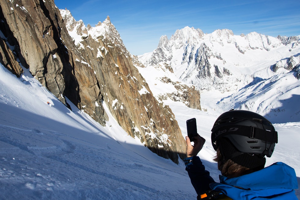 INSTAGRAM: Trygve sørger for å forevige Stian idet han setter en lekker sving i deilig snø på Vallee Blanche. Dette er på vei ned den klassiske offpistruta – kjent som verdens lengste, heisbaserte offpisttur – før vi startet oppstigninga mot Brèche Puiseux lenger ned. INSTAGRAM: Trygve sørger for å forevige Stian idet han setter en lekker sving i deilig snø på Vallee Blanche. Dette er på vei ned den klassiske offpistruta – kjent som verdens lengste, heisbaserte offpisttur – før vi startet oppstigninga mot Brèche Puiseux lenger ned.