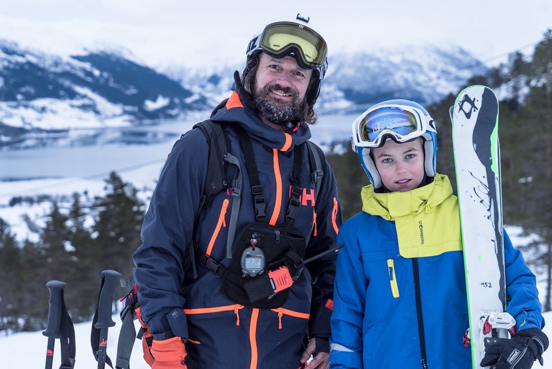 GENERASJONSKLØFTA: Bård Gundersen (47) og Håvard Taklo (11) fant tonen på ski sammen i Jølster Skisenter. Bilde: Christian Nerdrum GENERASJONSKLØFTA: Bård Gundersen (47) og Håvard Taklo (11) fant tonen på ski sammen i Jølster Skisenter. Bilde: Christian Nerdrum