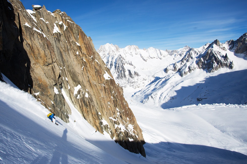 PUDDER: Trygve setter en fin sving i fin urørt snø til siden for alle sporene på Vallee Blanche – som blir oppkjørt temmelig fort. Til høyre ses store deler av oppstigningen vil skulle bryte oss på et times tid senere, og bak fjellene til høyre i bildet ligger Leschaux-breen som vi kjørte ned. Her ble det for øvrig litt spennende da en av gutta gikk på trynet i det vi trodde var eksponert terreng, men som heldigvis ikke var så farlig. PUDDER: Trygve setter en fin sving i fin urørt snø til siden for alle sporene på Vallee Blanche – som blir oppkjørt temmelig fort. Til høyre ses store deler av oppstigningen vil skulle bryte oss på et times tid senere, og bak fjellene til høyre i bildet ligger Leschaux-breen som vi kjørte ned. Her ble det for øvrig litt spennende da en av gutta gikk på trynet i det vi trodde var eksponert terreng, men som heldigvis ikke var så farlig.