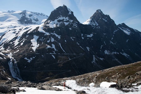 Den bratte bakken opp langs elva er ofte det første stedet snøen smelter og turene inn mot Trolltind massivet bør helst gjøres før juni. Turene på andre siden av dalen holder lengre på snøen. Foto: Ståle Johan Aklestad