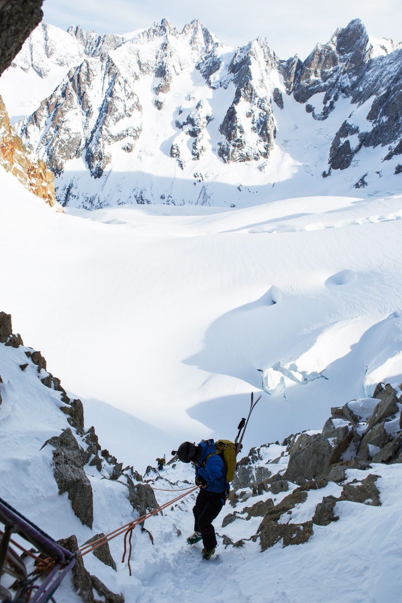 PÅ DEN ANDRE SIDEN: Trygve rappellerer ned på motsatt side av renna vi gikk opp. Breen i bakgrunnen skulle like etter servere oss over 1 500 høydemeter med fantastiske skiforhold.